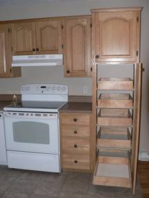 5 large drawer provide convenient access to lots of food, but are hiden behind a tall solid oak door
